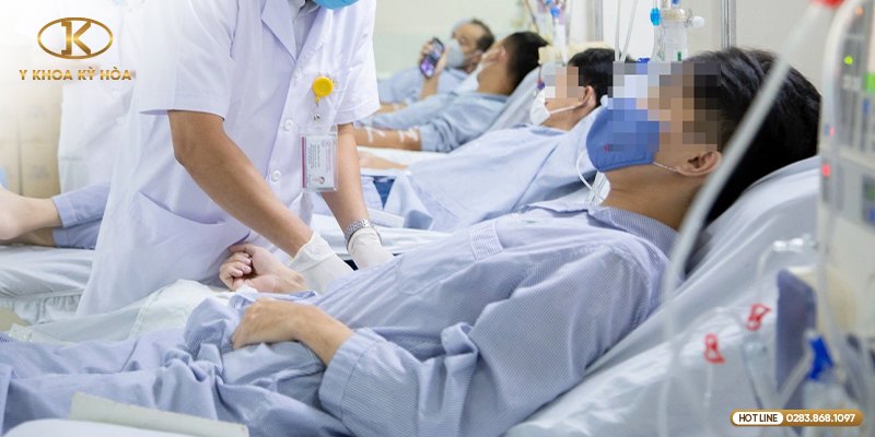 Hình minh họa nhân viên y tế chăm sóc người bệnh suy thận đang nằm điều trị