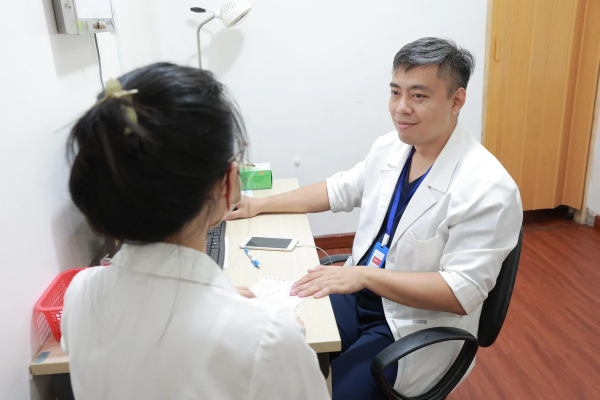 Bác sĩ khám cho người bệnh tại Trung tâm Y Khoa Kỳ Hòa.