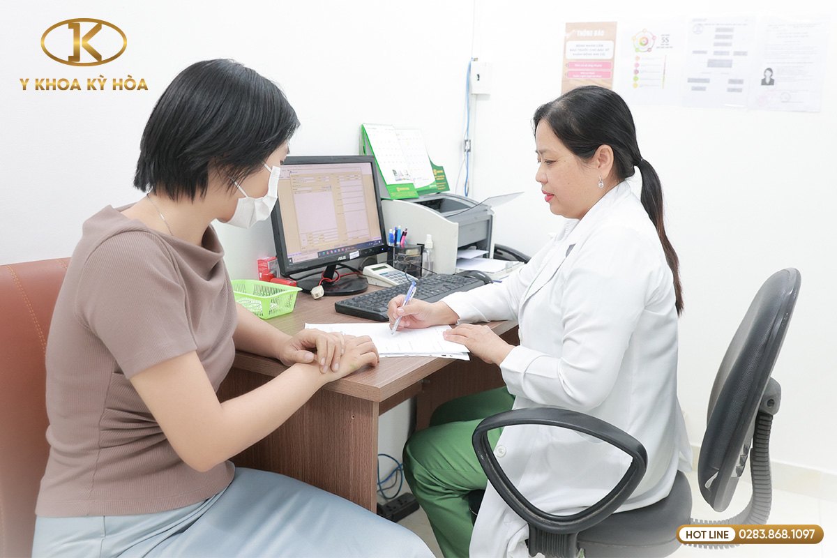Nữ bác sĩ tư vấn và ghi hồ sơ cho một phụ nữ trong phòng khám phụ khoa tại Trung tâm Y khoa Kỳ Hòa
