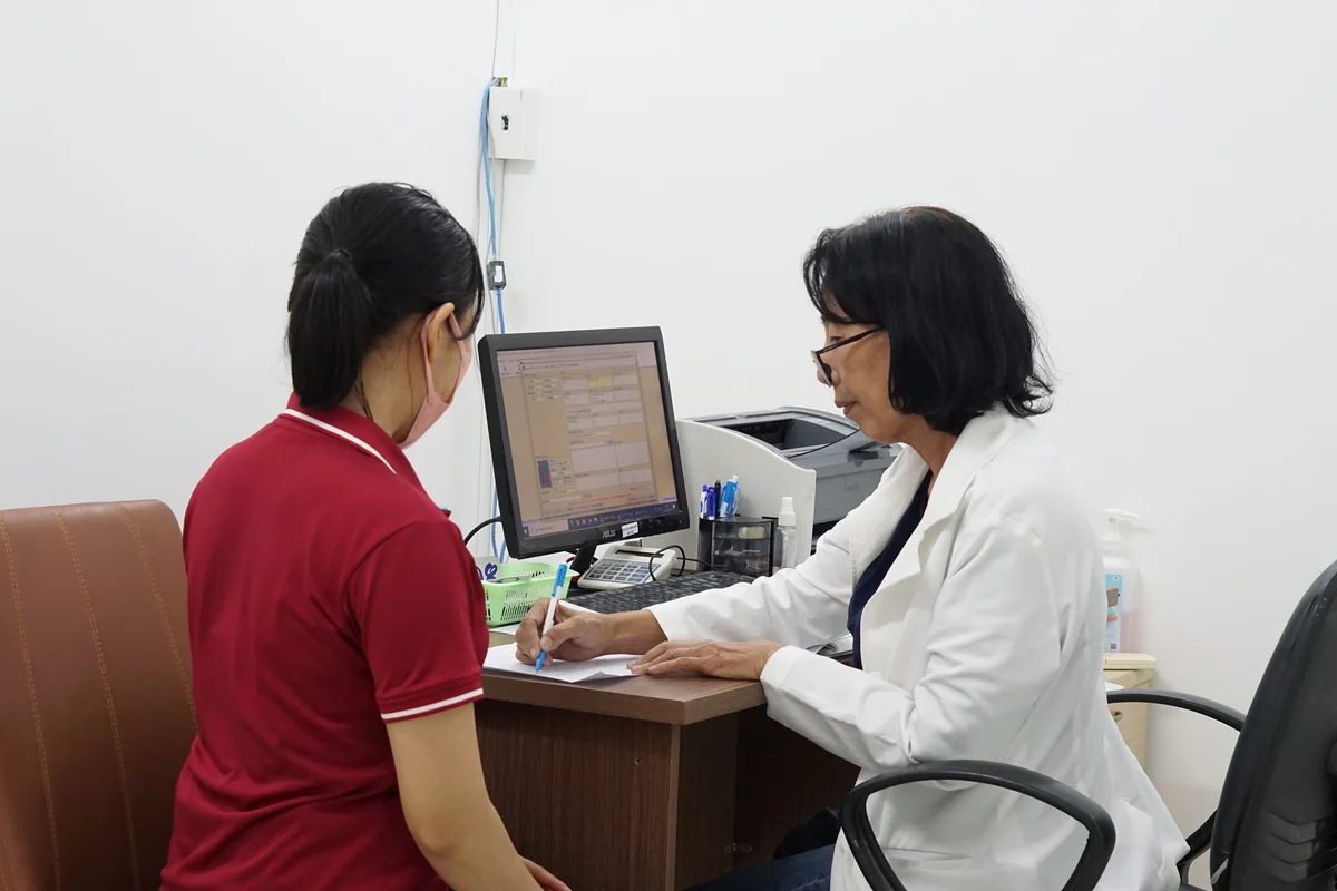 Bác sĩ khám cho người bệnh tại Trung tâm Y Khoa Kỳ Hòa.