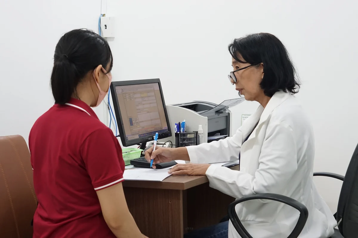 A doctor advising a patient at Ky Hoa Medical Center.